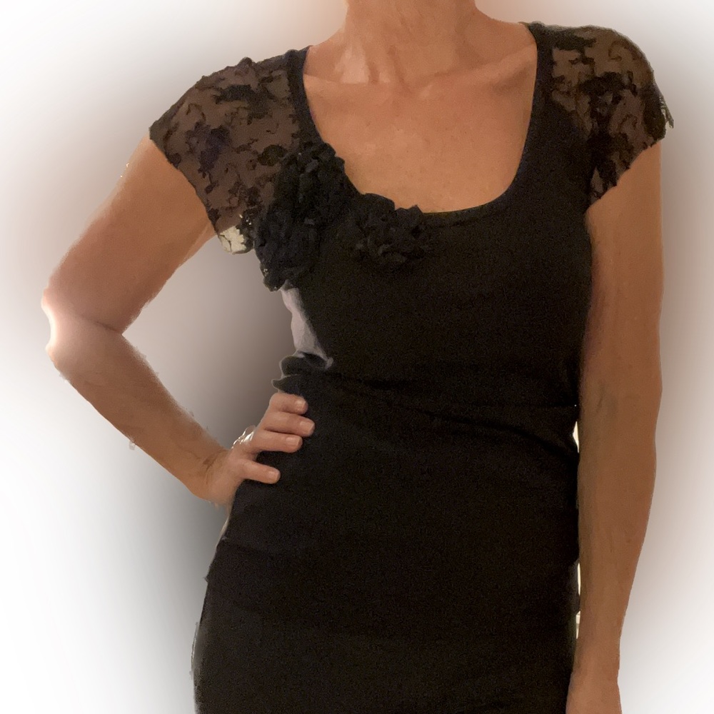 WHBM short sleeve, lace sleeves w flower decor size M